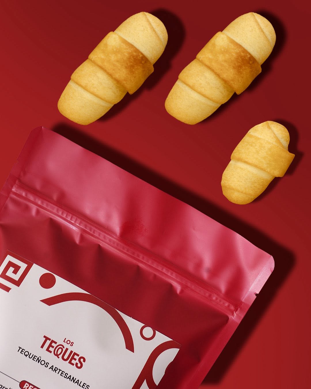 Tequeños congelados Los Teques junto a su empaque, listos para freír en casa.