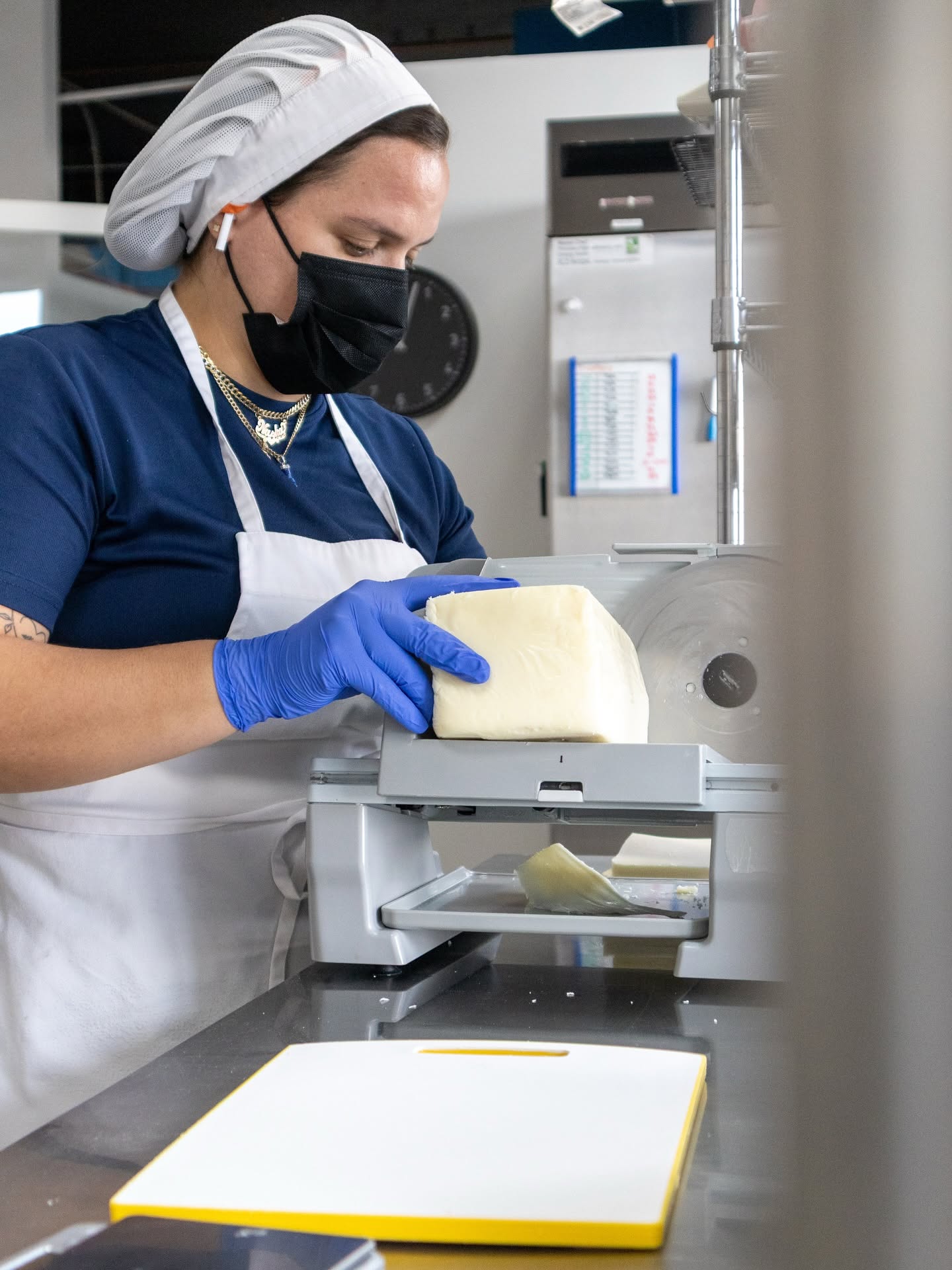 Preparación del queso mozzarella usado en los tequeños Los Teques.