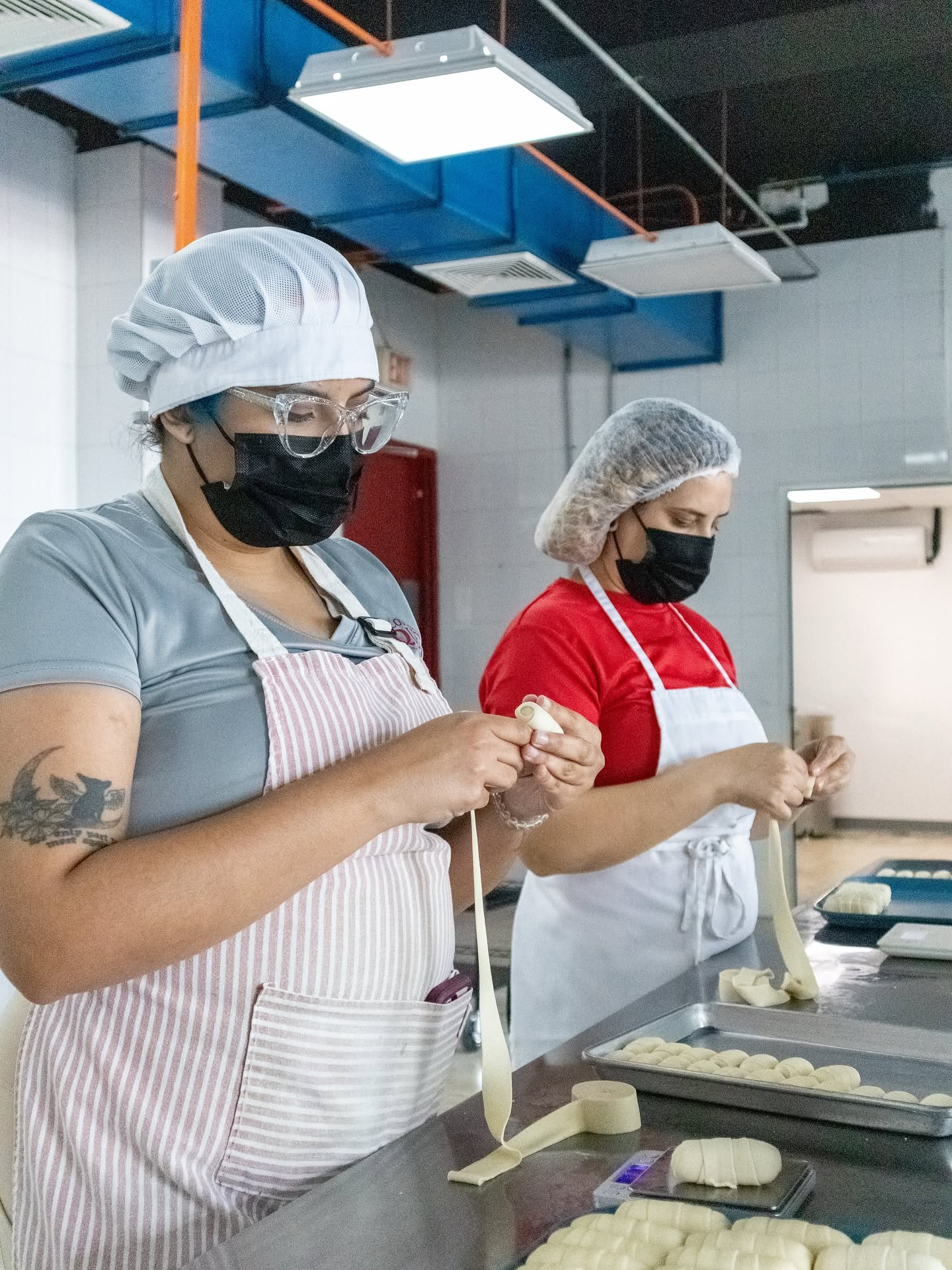 Bandeja de tequeños recién enrollados a mano en la planta de Los Teques en Mayagüez.
